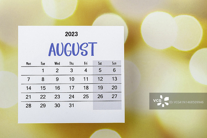 日历台2023:8月是组织者用散景背景进行计划和截止日期的月份。图片素材