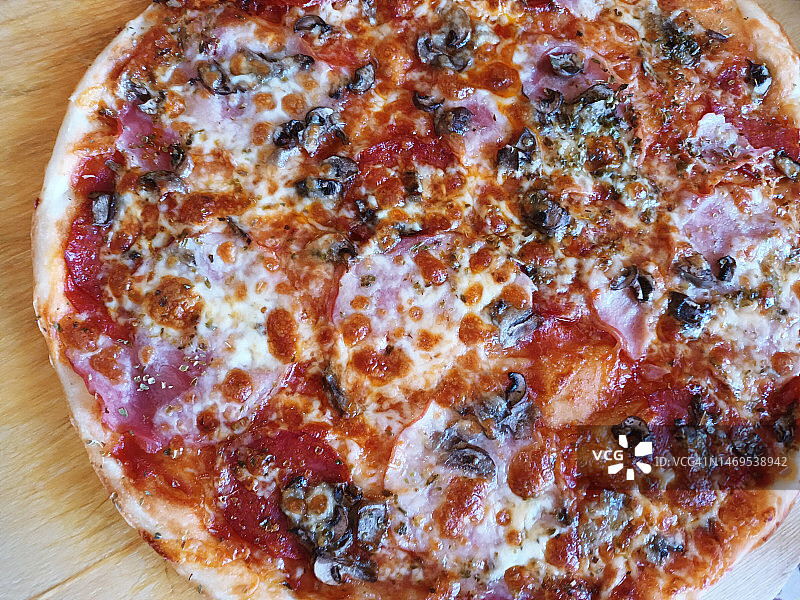 新鲜自制意大利披萨与马苏里拉奶酪，火腿和蘑菇图片素材