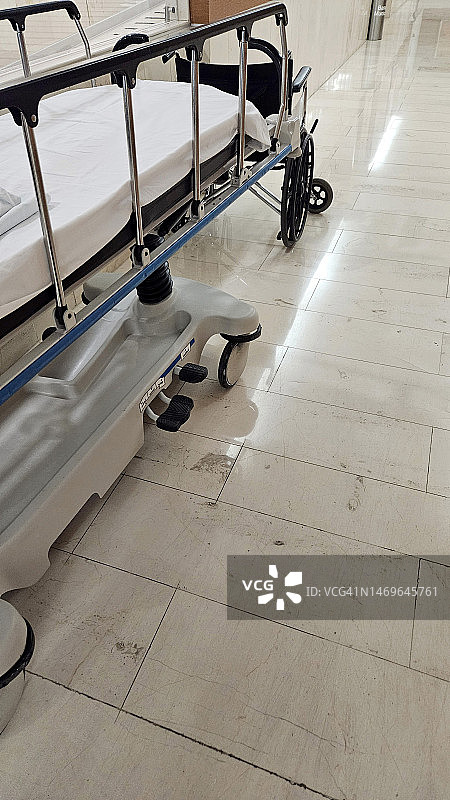 病人在手术室中因手术死亡后，空出的医院担架和轮椅，准备运送严重病人图片素材