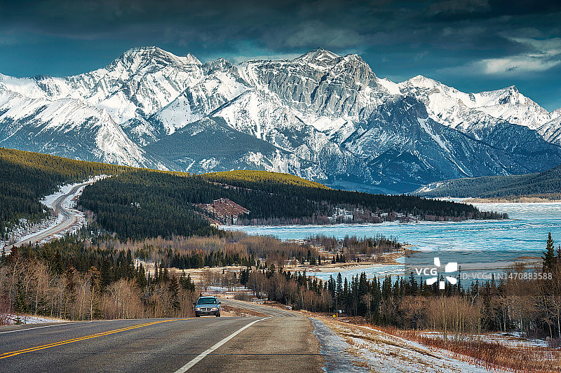 在冰原公园高速公路上的落基山脉和冰冻湖的公路旅行风景图片素材