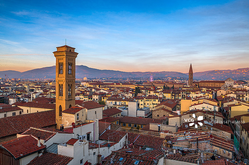 佛罗伦萨，意大利，历史悠久的城市景观与钟楼图片素材