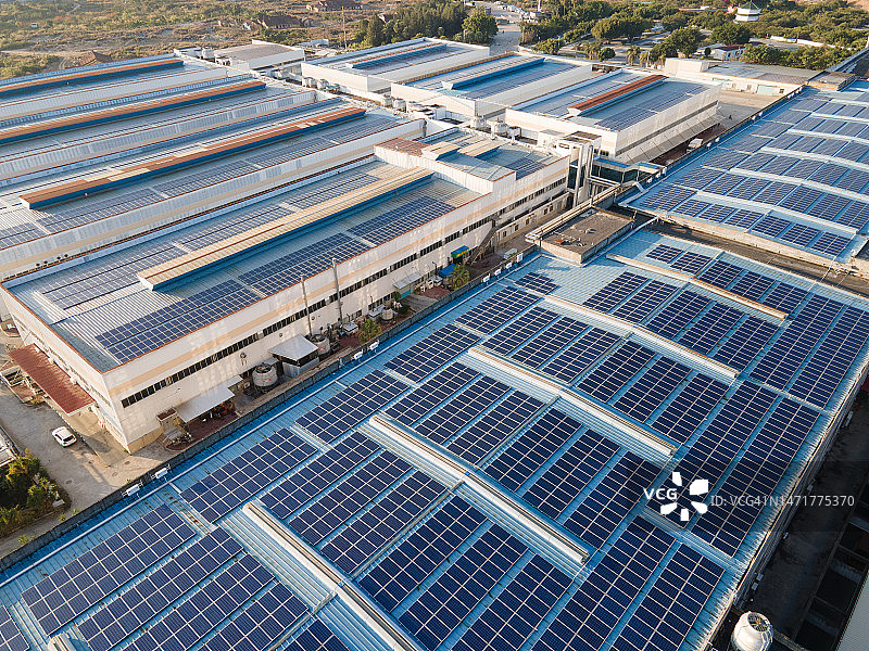 光伏太阳能电池板安装在工厂的屋顶上图片素材
