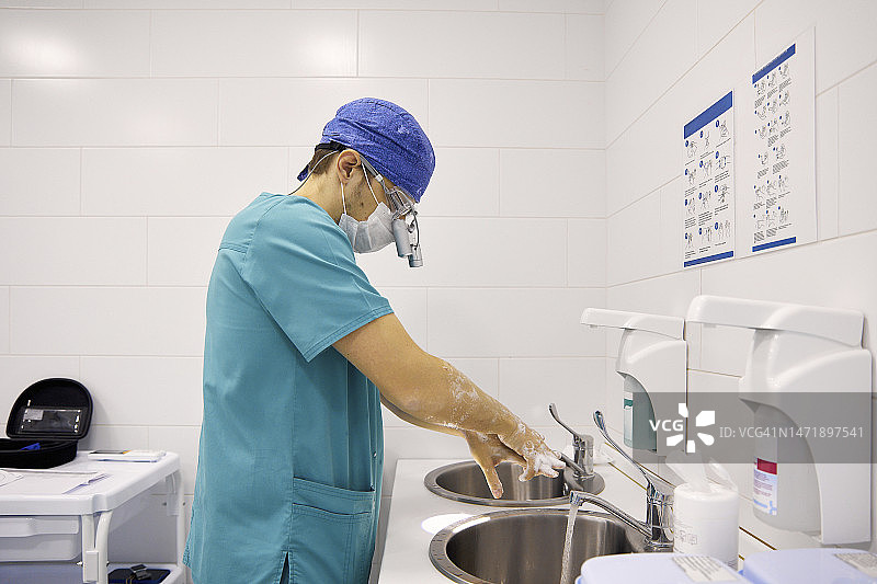 外科医生在医院水槽洗手图片素材