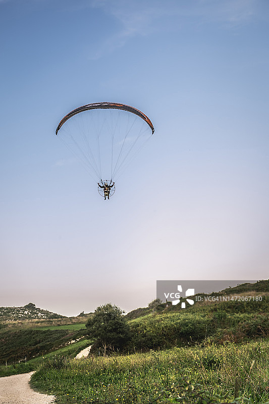 飞行员动力滑翔伞飞行在阿斯图里图片素材