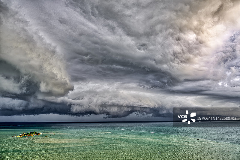 马来西亚槟城丹戎邦加的暴风雨云海风景图片素材