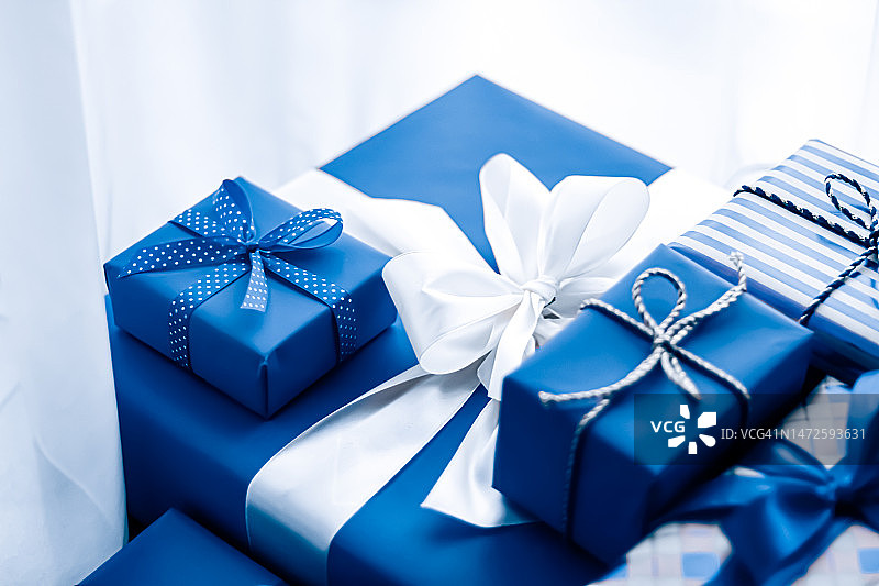 节日礼物和包装豪华的礼物，蓝色的礼盒惊喜图片素材