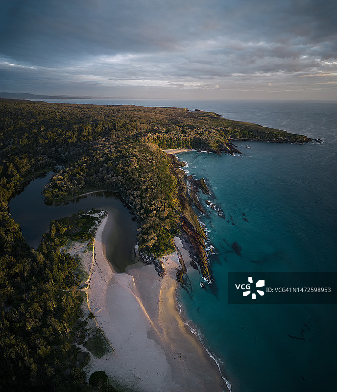澳大利亚新南威尔士州的伊甸园，大海对天空的高角度视图图片素材