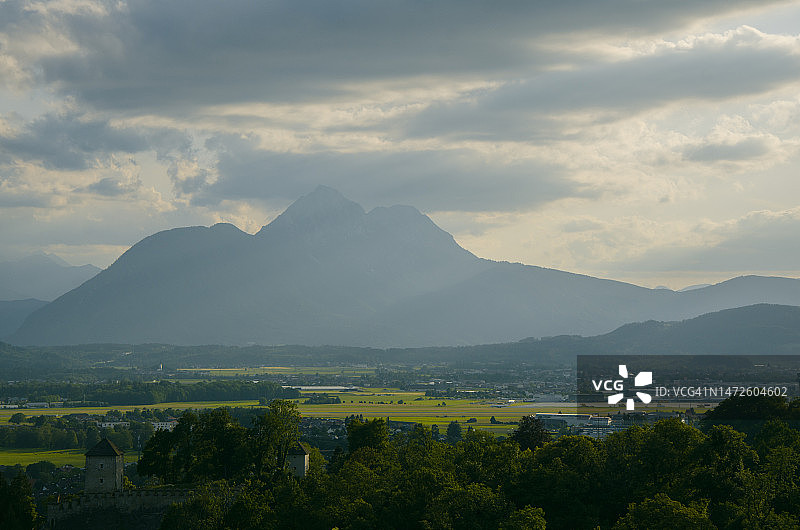 奥地利，群山映衬着天空的风景图片素材