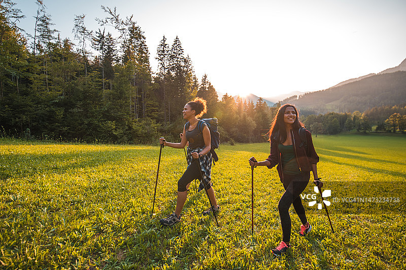 多种族女性首次在欧洲阿尔卑斯山徒步旅行图片素材