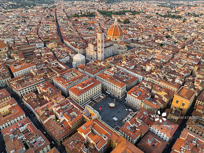 意大利佛罗伦萨的大教堂广场鸟瞰图。圣玛丽亚花坛大教堂，著名的日落时分的佛罗伦萨大教堂。图片素材