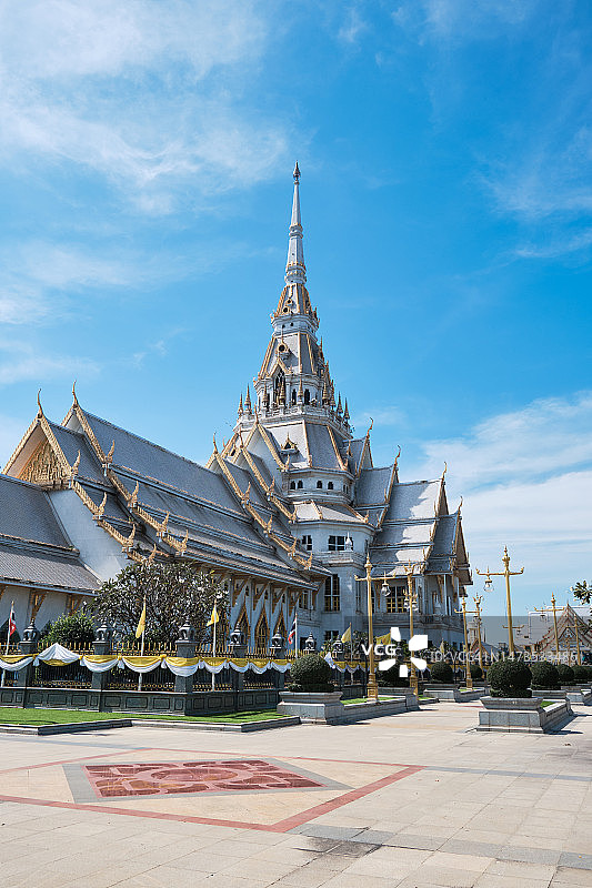 泰国察春骚省的Sothon Wararam Worawihan寺在一个阳光明媚的日子里图片素材