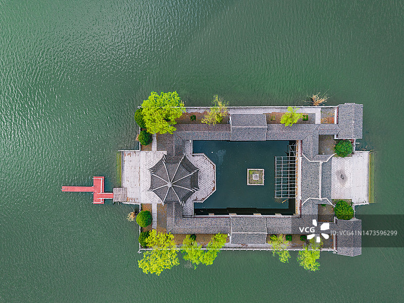 苏州湖中心的中国传统寺庙花园鸟瞰图图片素材