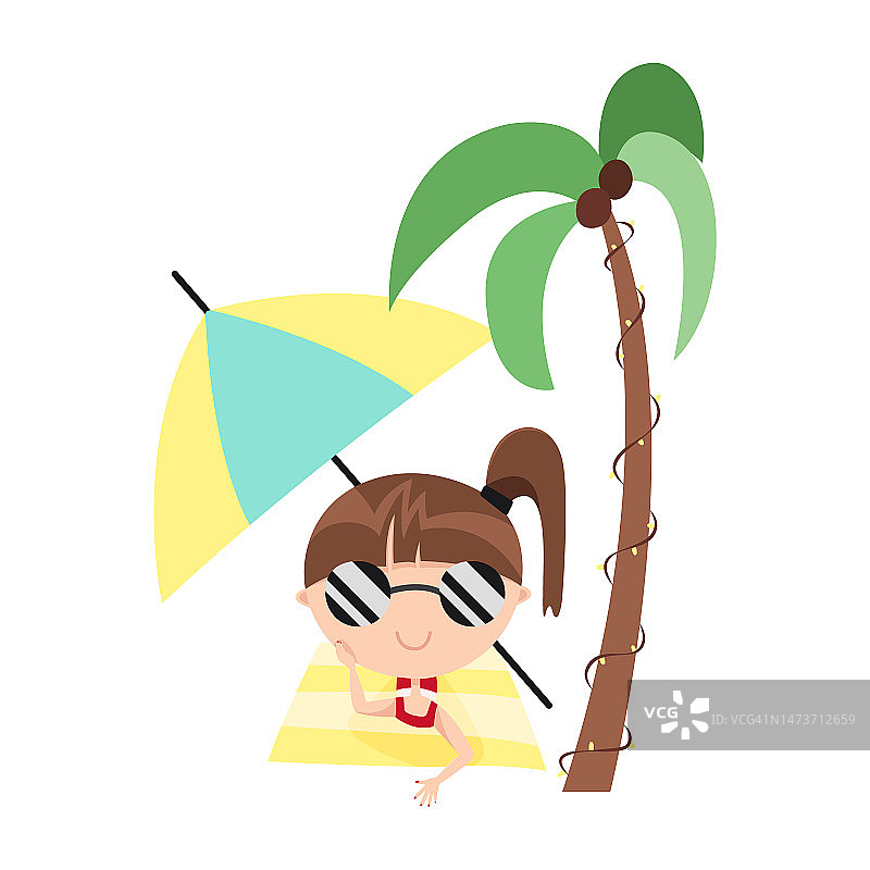 可爱的小女孩躺在沙滩毛巾上晒太阳。躲在棕榈树和伞下躲避阳光。酷暑吉祥物角色戴着墨镜、泳装和高挑发型。岛度假图片素材