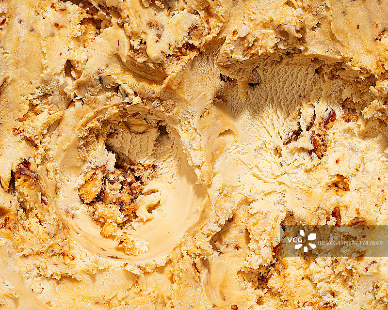 焦糖冰淇淋与坚果碎屑的全框架纹理背景图片素材