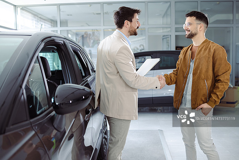 在经销商处向客户销售汽车的专业销售员图片素材