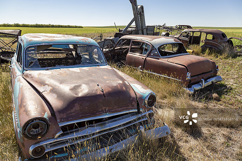 废弃在田野里的老式汽车图片素材