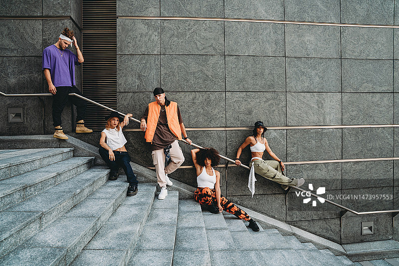 年轻的成年舞者在城市的现代楼梯上图片素材