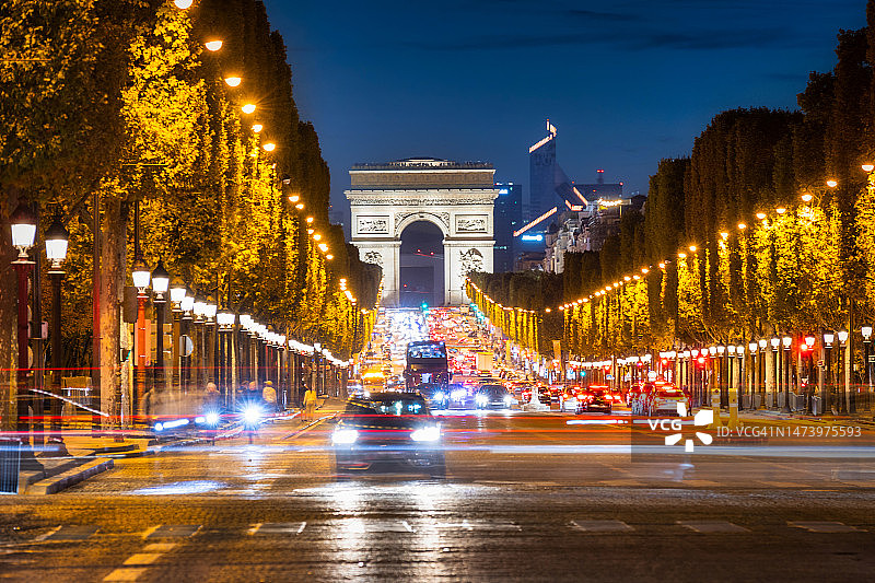 黄昏时分的巴黎香榭丽舍大街和凯旋门。法国图片素材