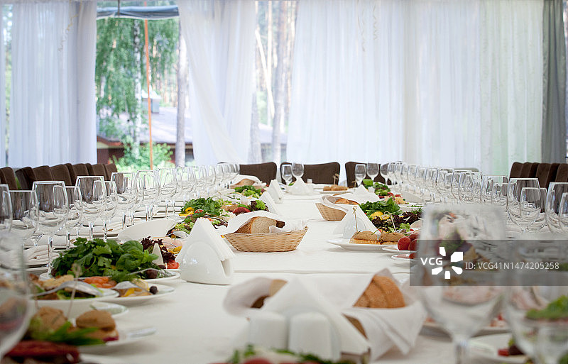 宴席:为婚礼或假日宴会准备的宴席，有酒杯和食物图片素材