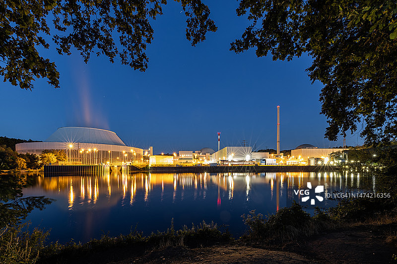 蓝色时刻河边的核电站图片素材