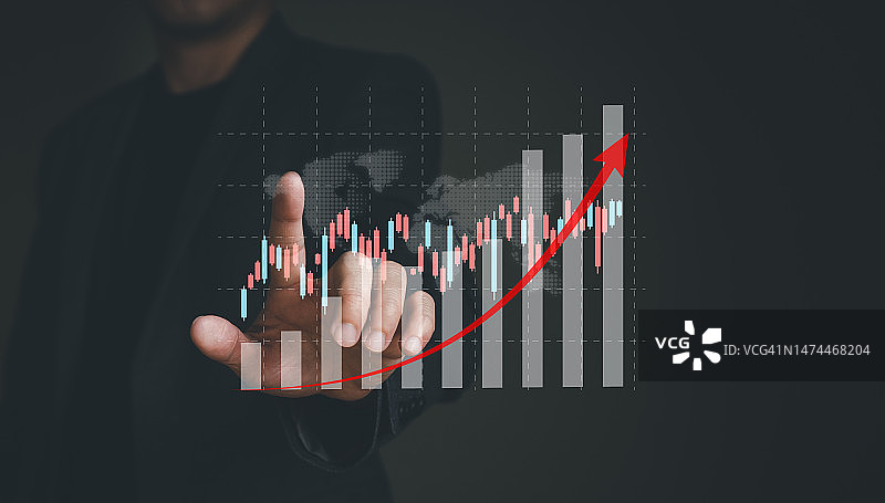 商人指着信息图表，用红色箭头分析有潜在增长和上升百分比的利率和通货膨胀率。全球经济和金融问题。图片素材