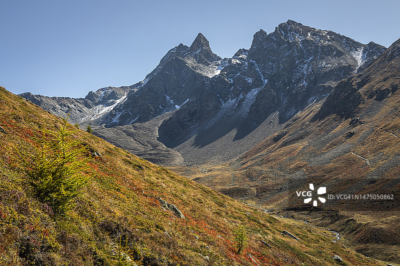 瑞士阿尔卑斯山脉格劳宾登恩加丁山谷穆奥塔斯穆拉格尔的高山景观图片素材