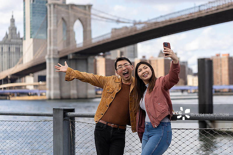 两个去纽约旅游的亚洲朋友在自拍图片素材