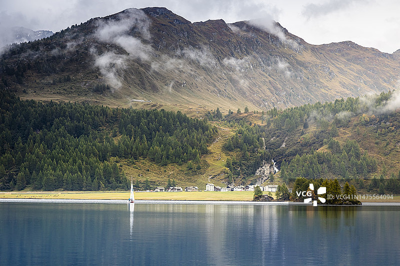 圣莫里茨湖景观与帆船，恩加丁山谷，格劳宾登，瑞士阿尔卑斯山图片素材