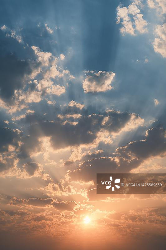 马来西亚，日落时阳光穿过云层的低角度视图图片素材