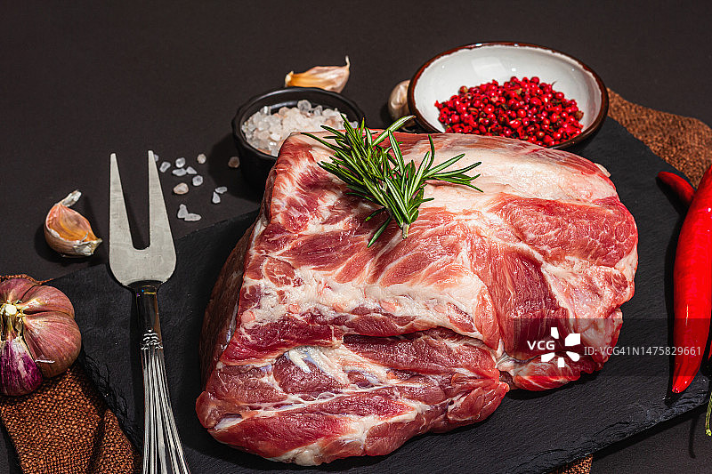 生猪腰肉加香料和香草。鲜肉切块，是烹调蛋白质食物的原料图片素材