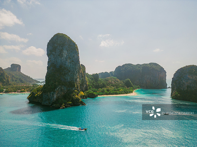 泰国莱利海滩附近游艇的鸟瞰图图片素材