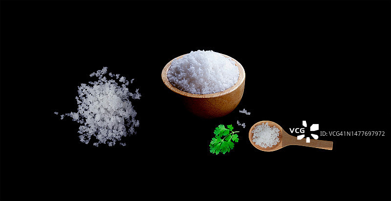 岩盐在木勺，木碗为调味品设计图片素材