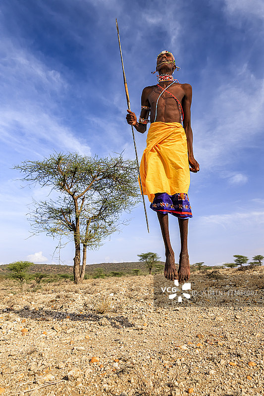 来自桑布鲁部落的战士表演传统跳跃舞蹈，肯尼亚，非洲图片素材