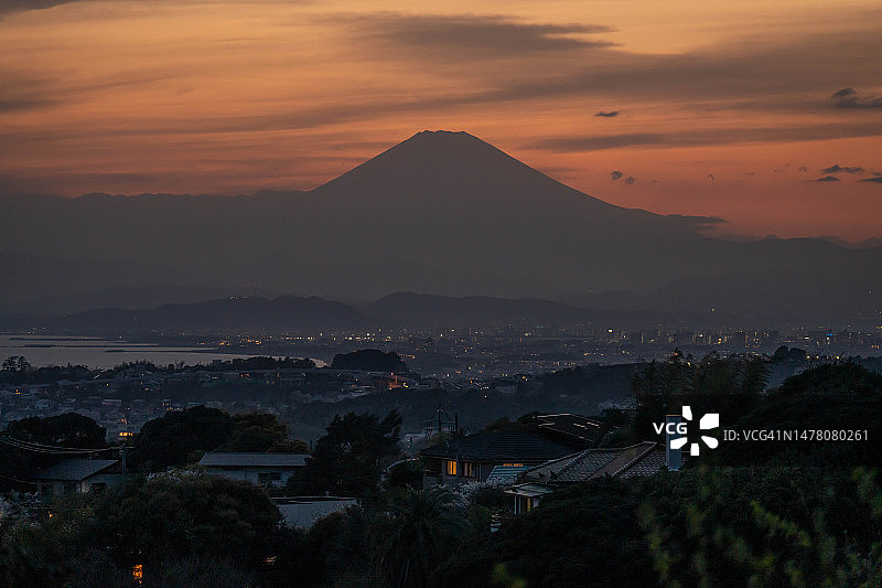 富士山和海边的住宅区图片素材