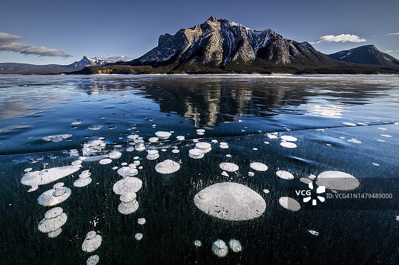 加拿大亚伯拉罕湖，冬天结冰的湖面映衬着天空图片素材