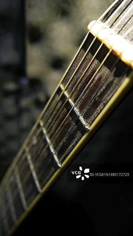 原声吉他脖子特写视图。录音室里的吉他。录音室里的木吉他图片素材