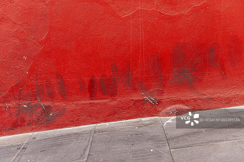 加那利岛，红色墙上的轮胎印图片素材