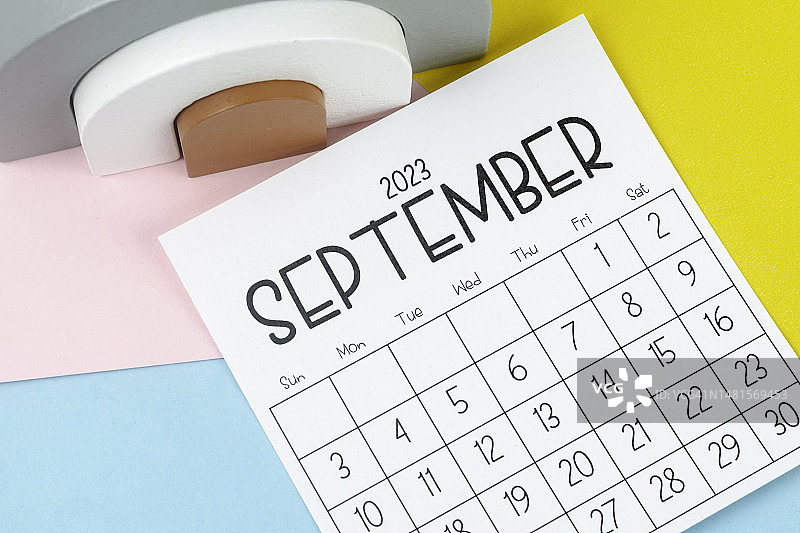 日历台2023:9月是组织者用双色纸张背景进行计划和截止日期的月份。图片素材