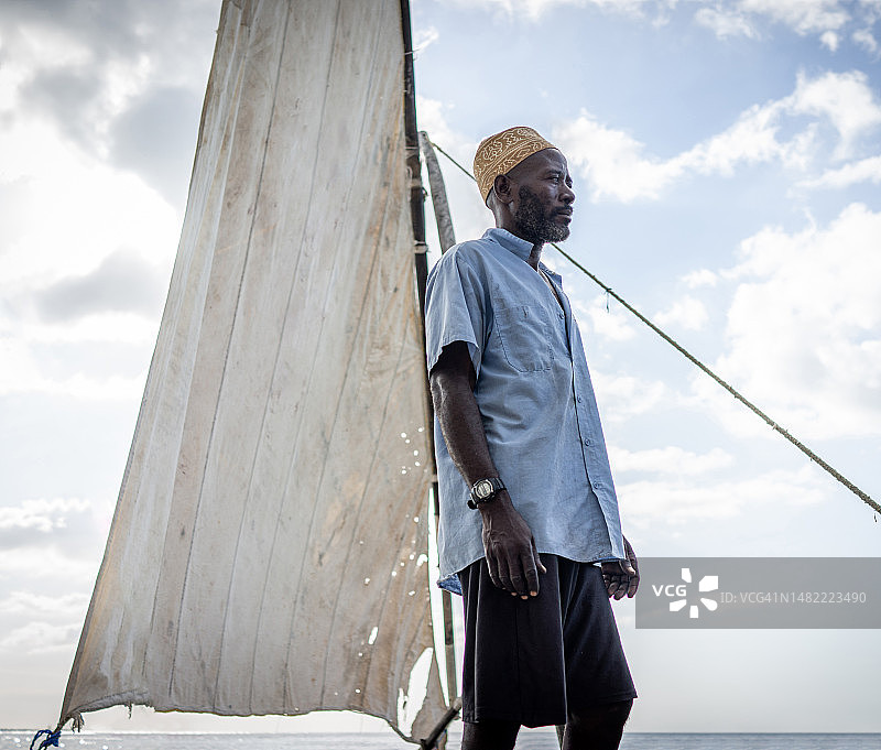 在船上航行的非洲人图片素材