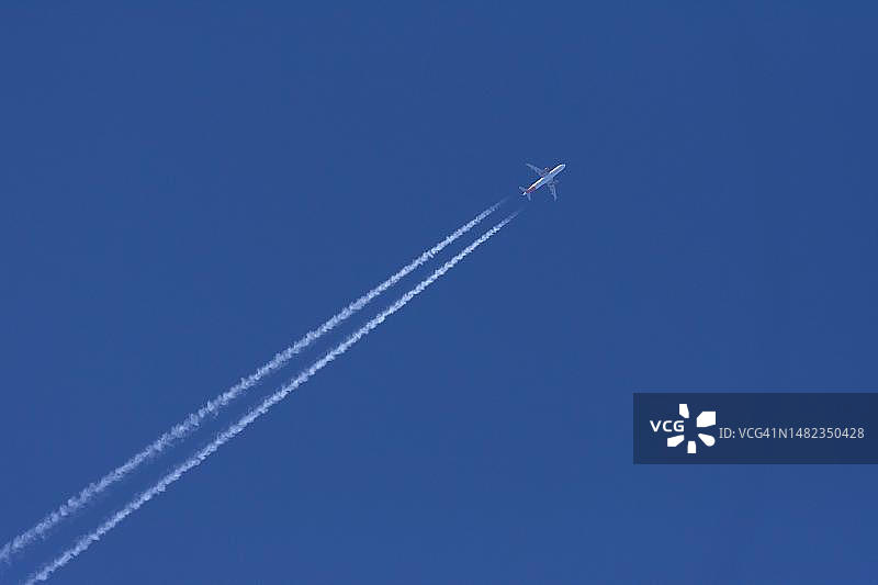 德国巴伐利亚，蓝天下的商用飞机凝结尾迹图片素材