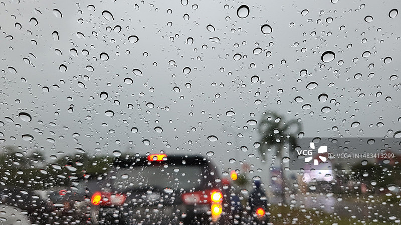 雨滴落在汽车玻璃上图片素材