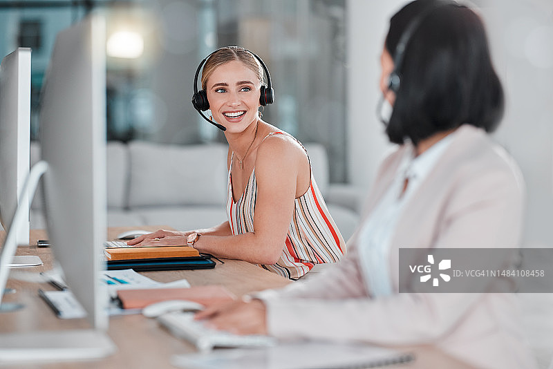 电话营销，团队合作和女性在呼叫中心，办公室或公司工作场所的谈话。乐于与客户服务、协作的女性销售代理、顾问或朋友进行交流或聊天。图片素材