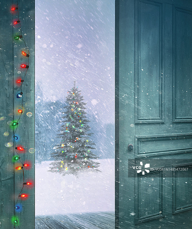 门打开，外面是一个白雪皑皑的冬天，罗马尼亚图片素材