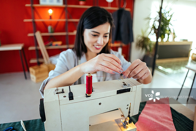 女裁缝在缝纫机上工作图片素材