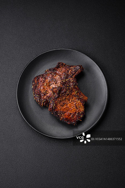 用香料和迷迭香烤成的美味牛肉或猪肉牛排图片素材