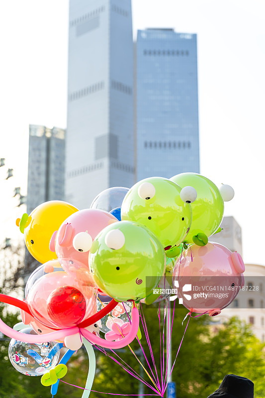 以摩天大楼为背景的彩色气球图片素材