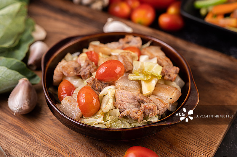罗马尼亚，用木盘把卷心菜和五花肉放在盘子里搅拌图片素材