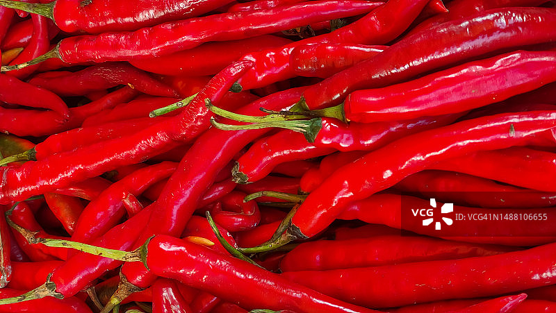 近距离观察红辣椒的口感，食物的背景图片素材