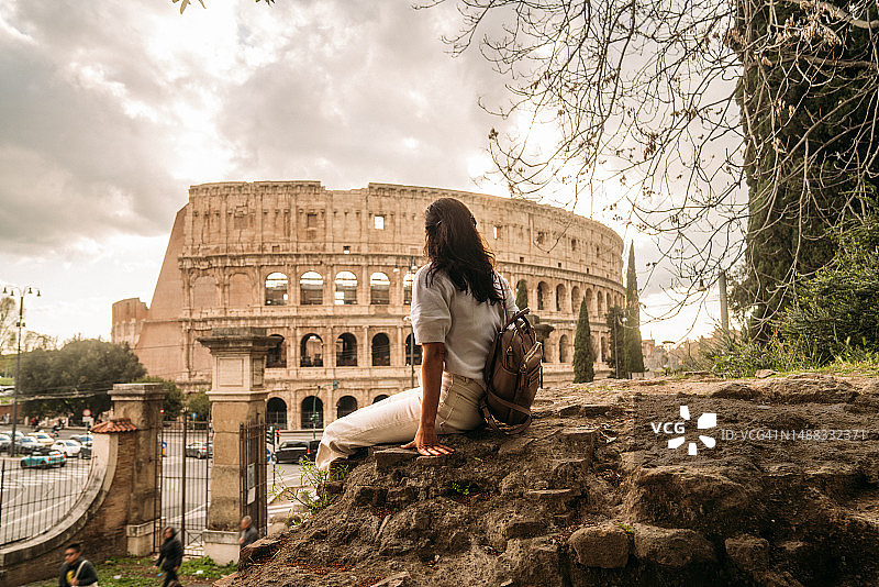 罗马斗兽场旁的女游客图片素材