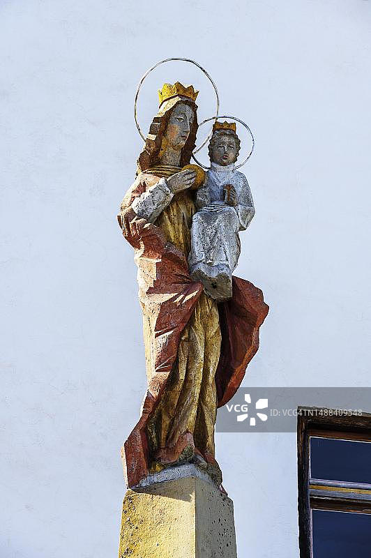 德国巴伐利亚州奥尔加的奥伊，圣安娜教堂前的圣母柱图片素材